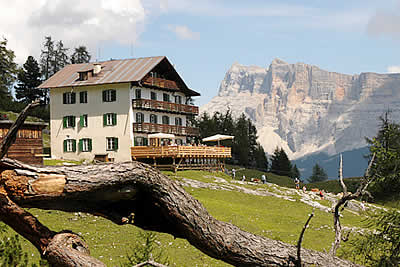 Schutzhütte Gardenacia im Naturpark Puez Geisler - Dolomiten UNESCO W